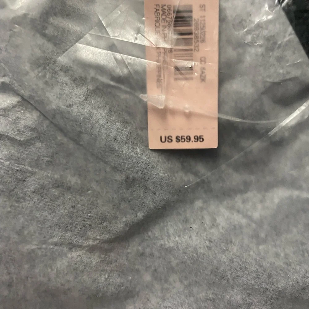 NWT VS Black Bag Still in original plastic. 19”13”
Shoulder Bag Never opened 😍😍 - Picture 6 of 9